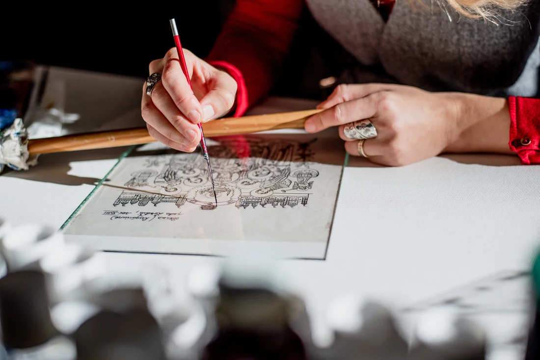 Drawing the ink contour on glass over the izvod